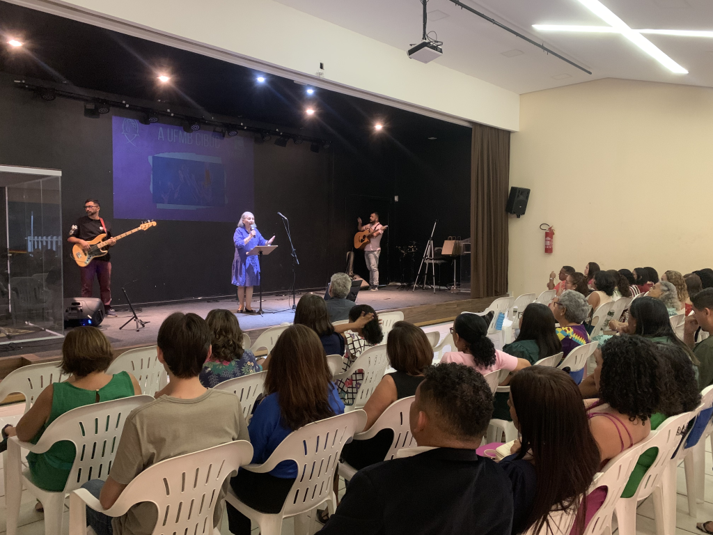 Diretora Executiva da União Feminina CIBUC, Ir. Enílima Braid, realizando abertura do culto.